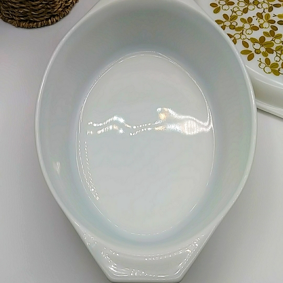 Pyrex Verde 2.5 Qt Casserole with lid. Vintage 60s & 70s in Avocado Green - Picture 3 of 12